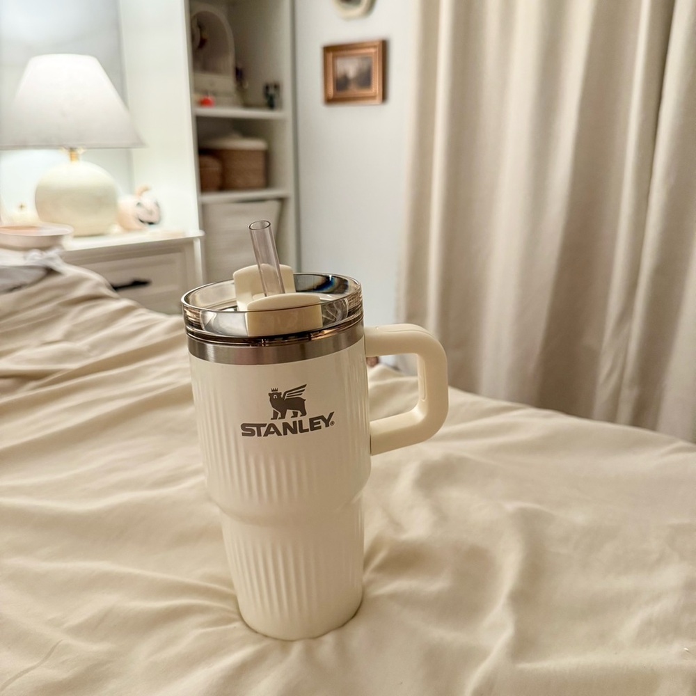 Stanley Cream Gloss Fluted Tumbler with Handle 20oz.